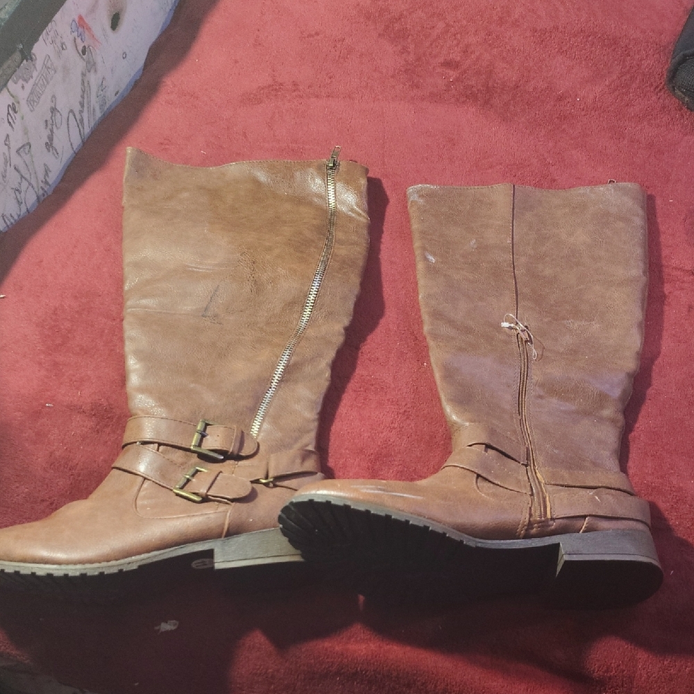 ViVI Tan Heeled Boots with Buckle and Zipper